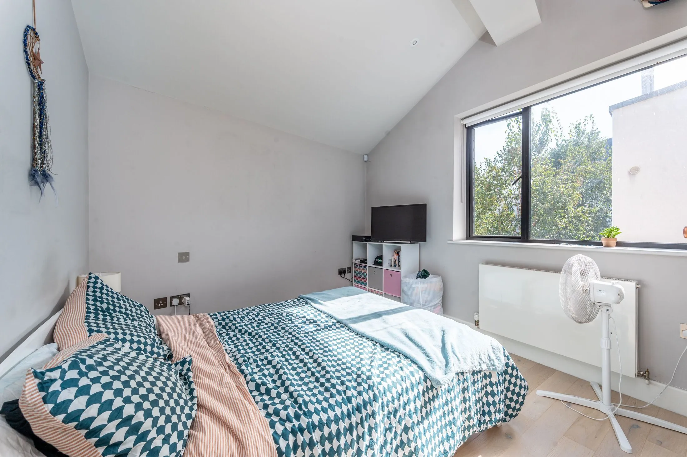 Flat Gayford Road in Greater London