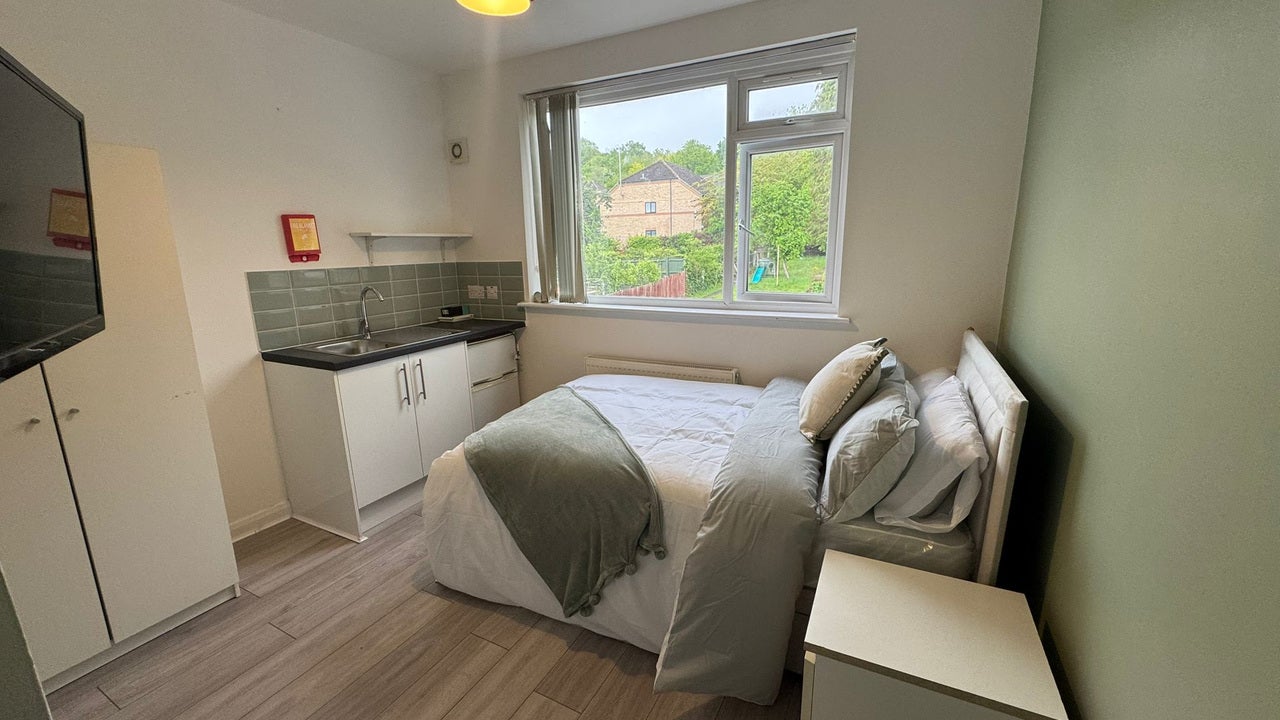 Room Ashburnham Road in Luton