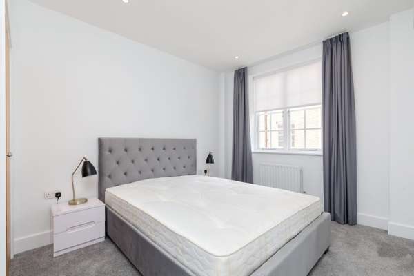 Flat Pickard Street in Greater London
