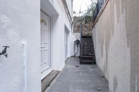 Flat Jubilee Street in Greater London