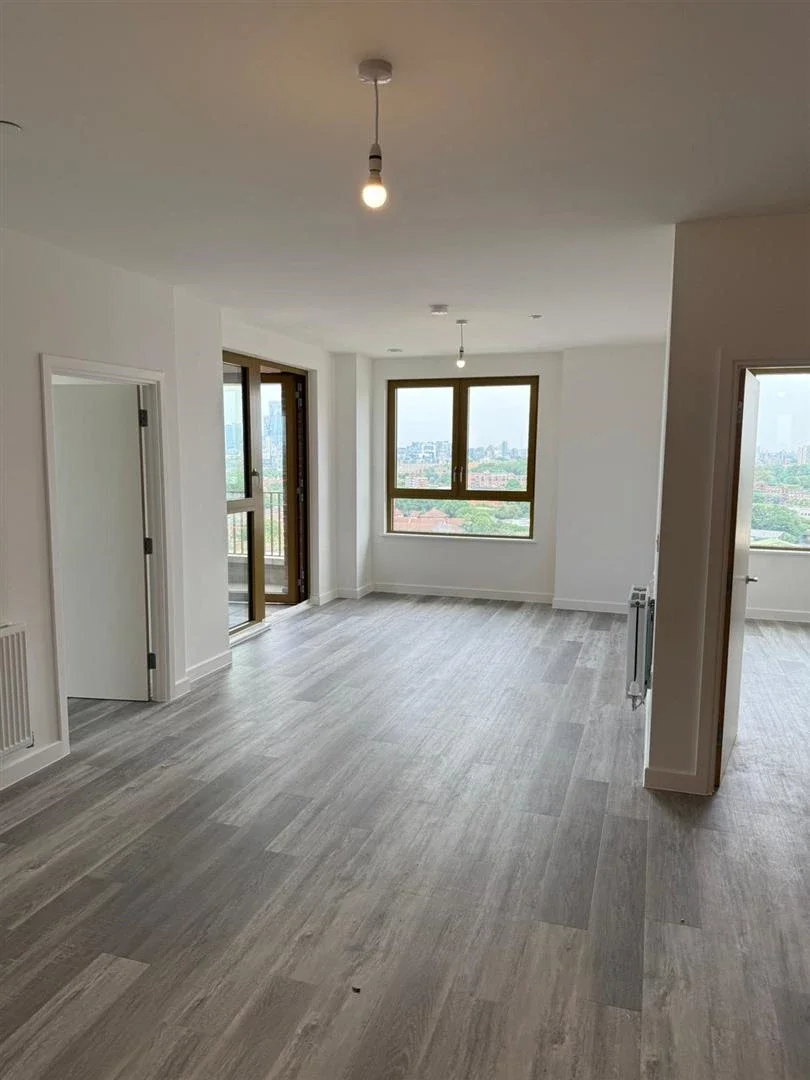Flat Ilderton Road in Greater London