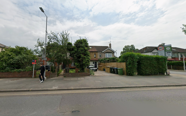 Flat Vale Road North in Greater London
