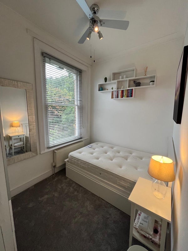 Flat Anerley Park Road in Greater London