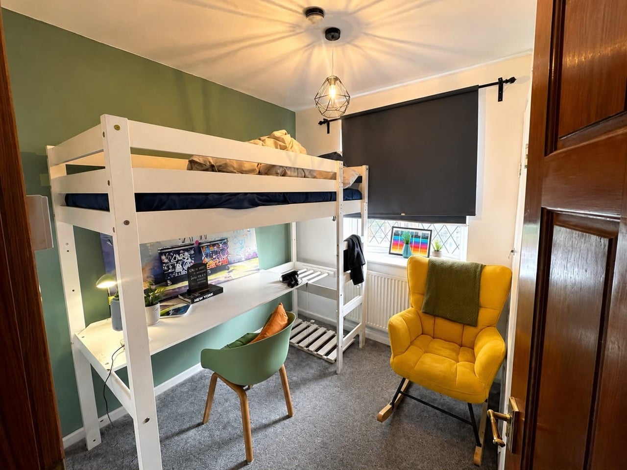 Room Pekin Close in Greater London