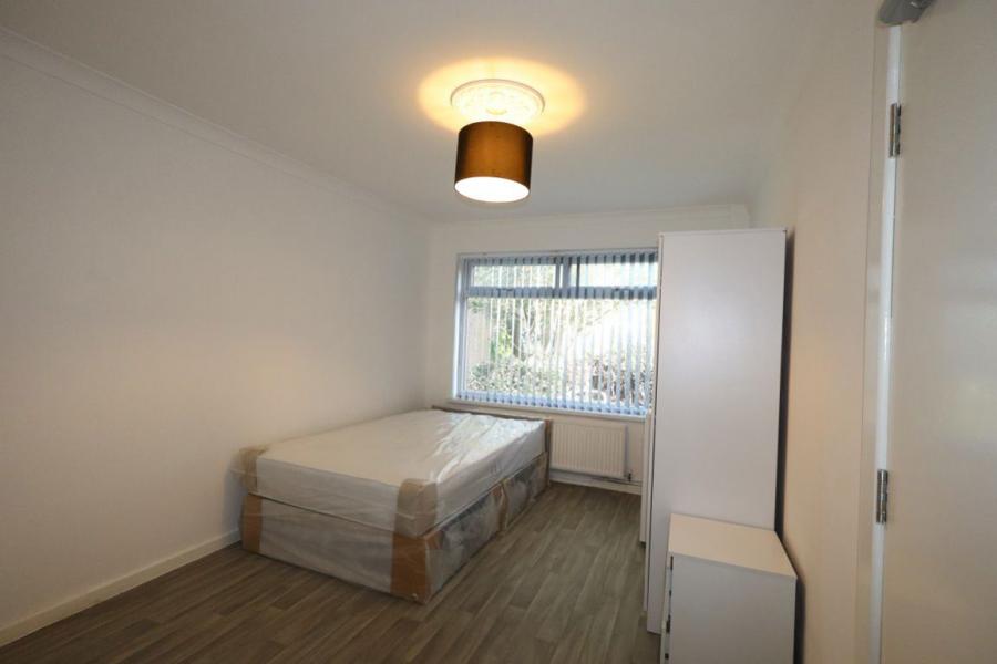 Room Langsett Grove in Sheffield