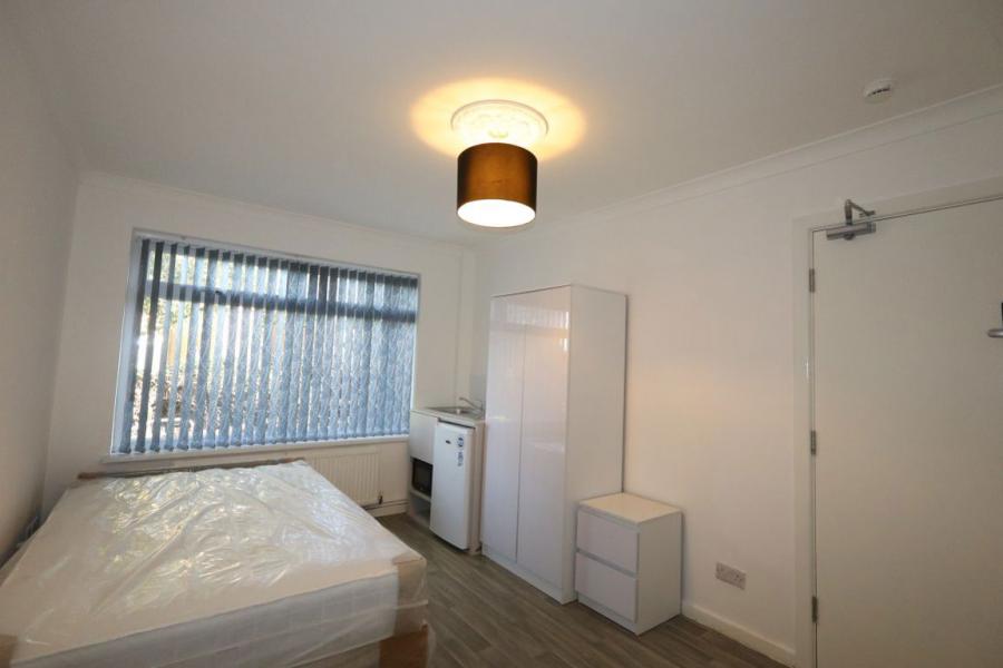 Room Langsett Grove in Sheffield