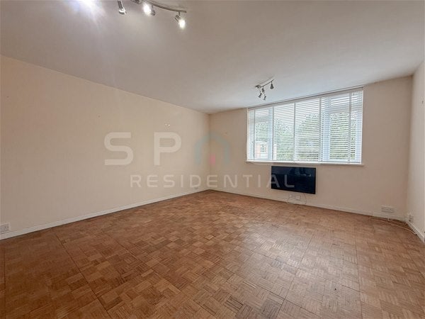 Flat Park Crescent in Hertsmere