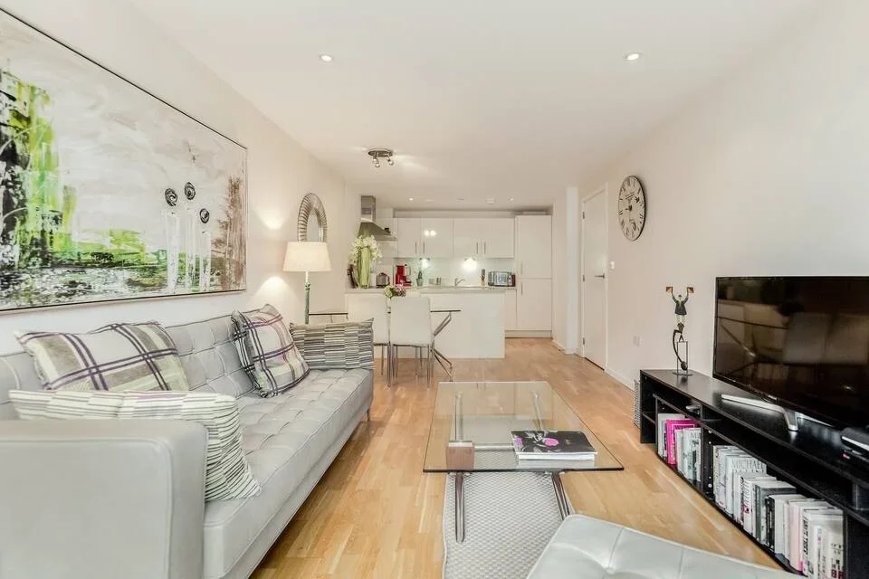 Flat Victoria Way in Woking