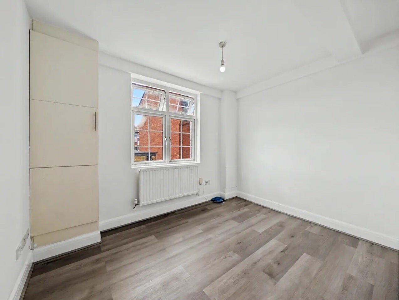 Flat Palatine Avenue in Greater London