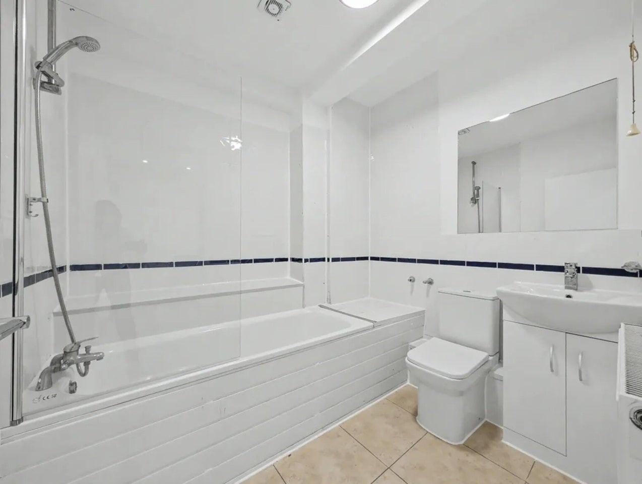 Flat Palatine Avenue in Greater London
