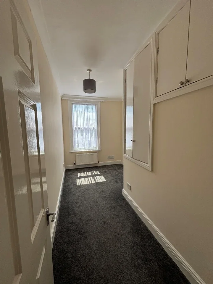 Flat Wennington Road in Greater London