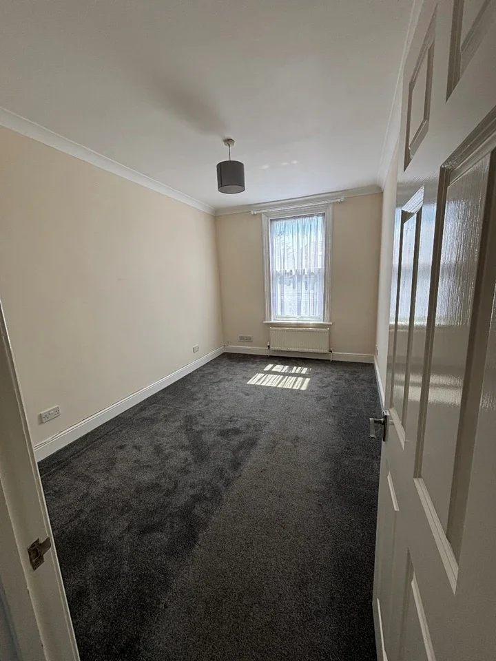 Flat Wennington Road in Greater London