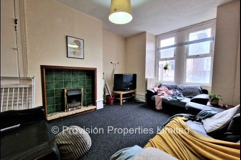 Flat Grosvenor Road in Leeds