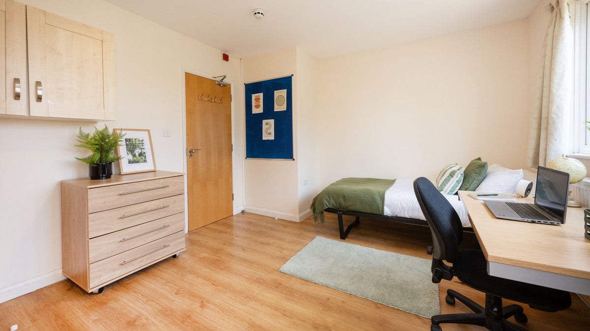 Room Flodden Road in Greater London