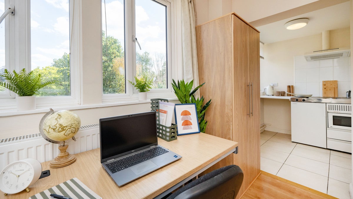 Room Flodden Road in Greater London