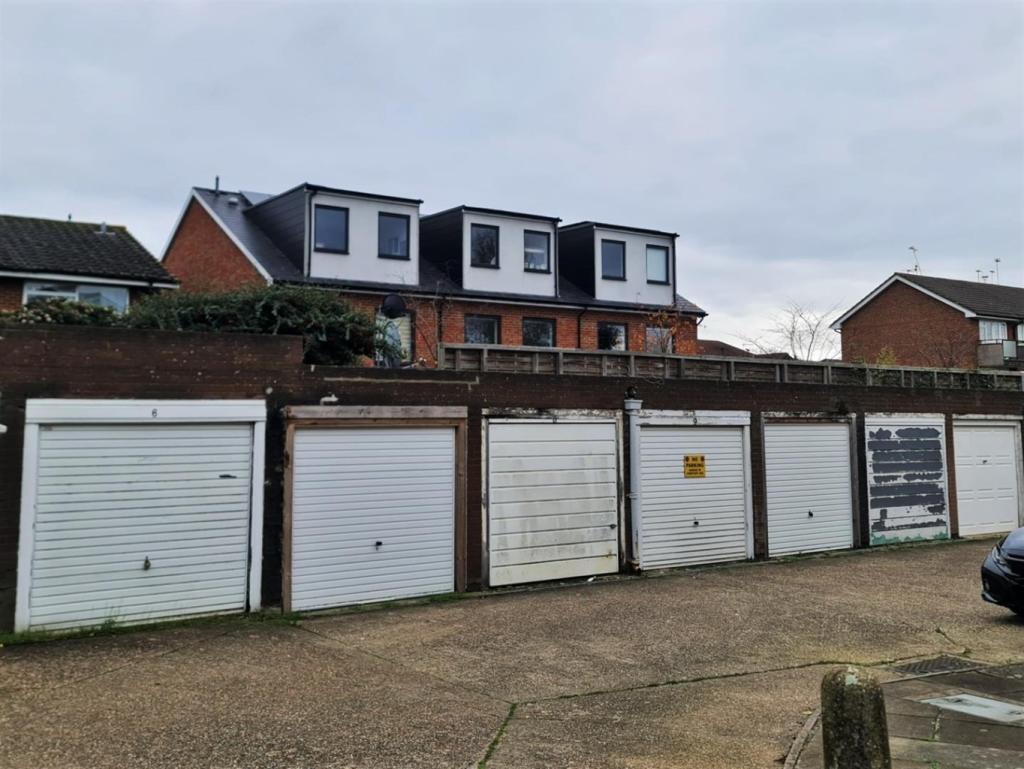 Flat Claire Gardens in Greater London