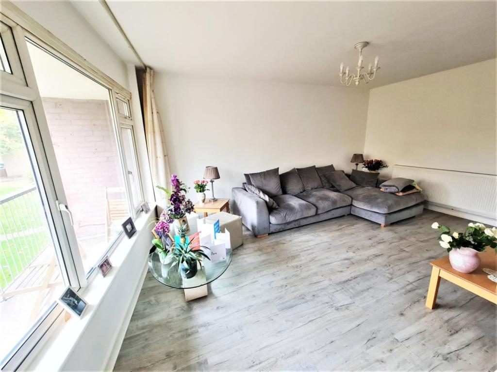 Flat Claire Gardens in Greater London