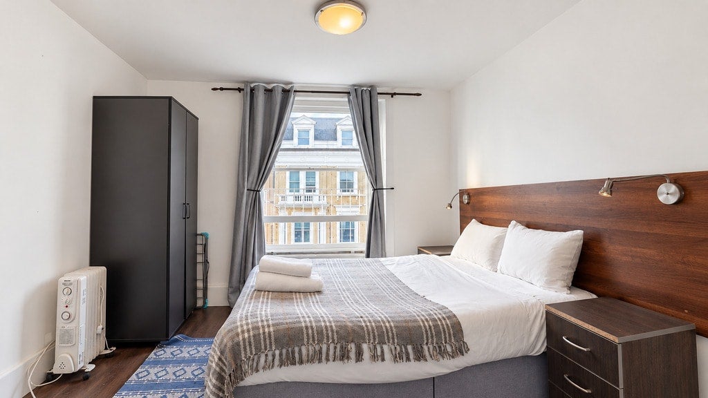 Flat Knaresborough Place in Greater London