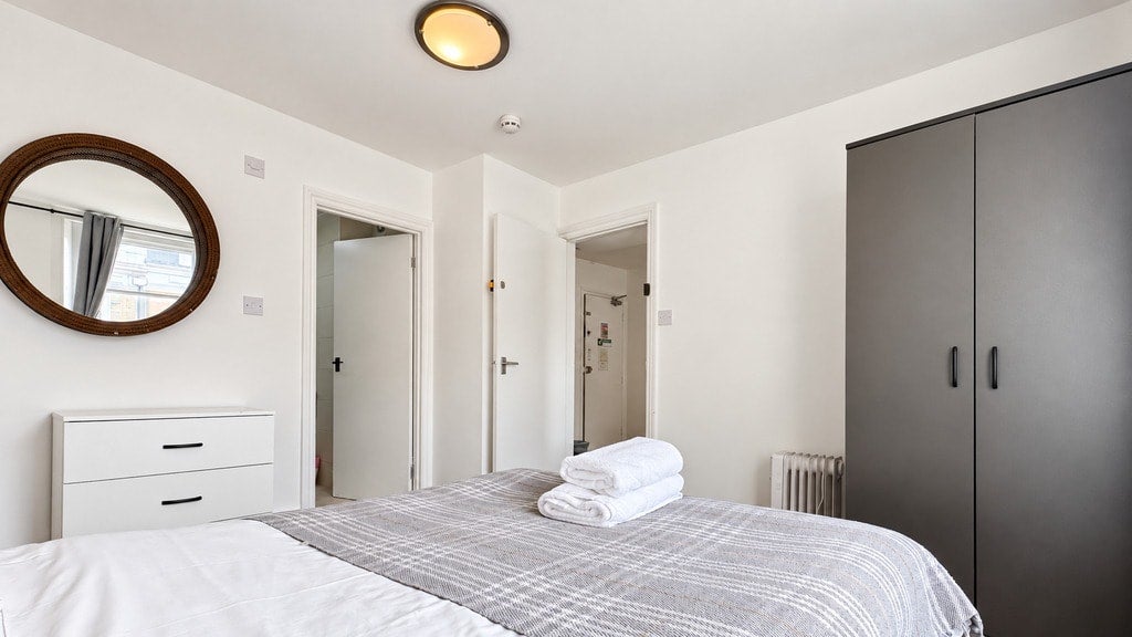 Flat Knaresborough Place in Greater London