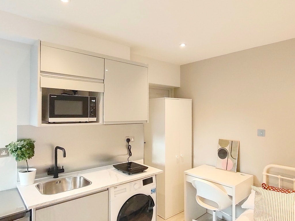 Flat Ernest Street in Greater London