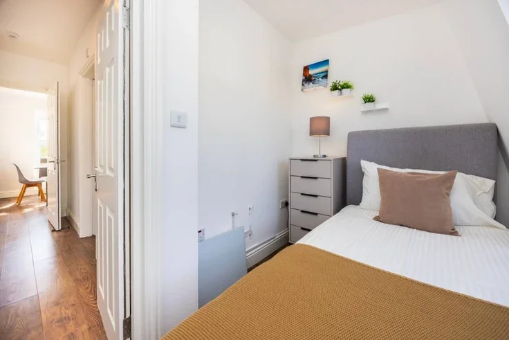 Flat Warwick Road in Greater London