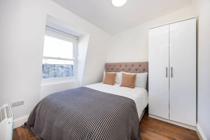 Flat Warwick Road in Greater London