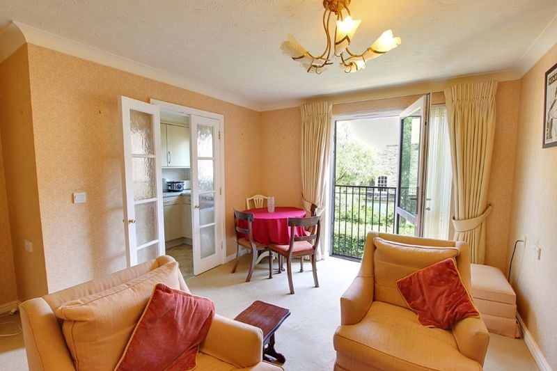 Flat Bythesea Road in Trowbridge