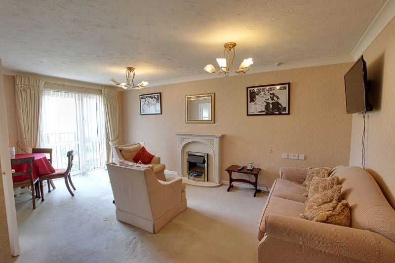 Flat Bythesea Road in Trowbridge