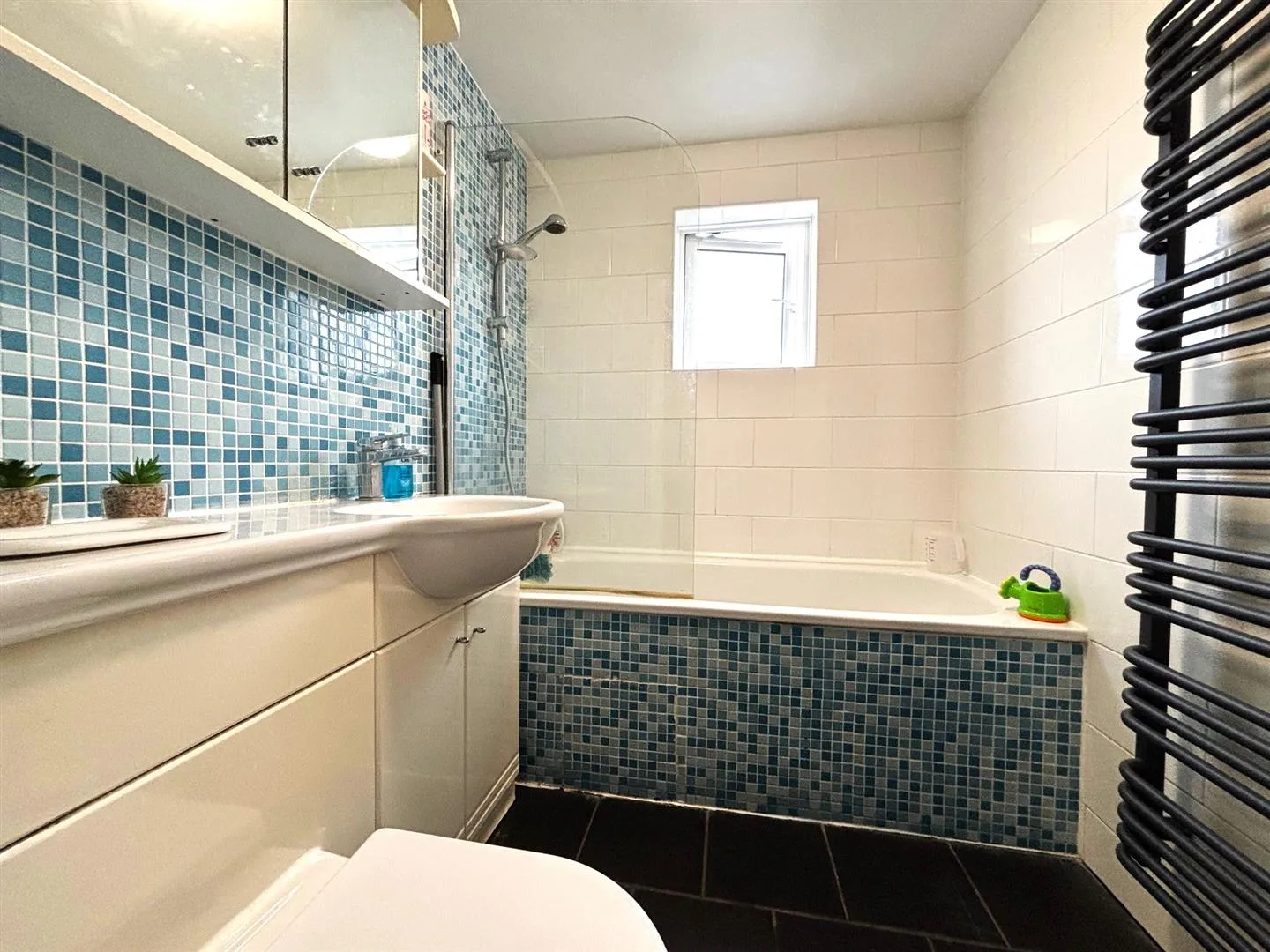 Flat Brunel Court in Greater London