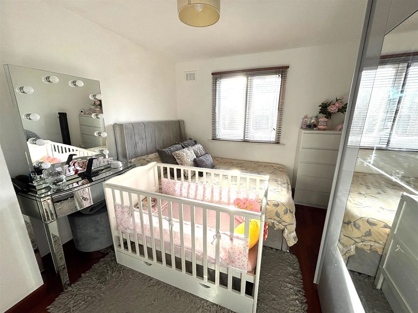 Flat Brunel Court in Greater London