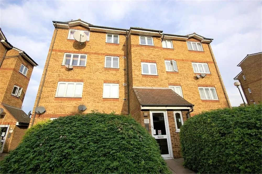 Flat Brunel Court in Greater London