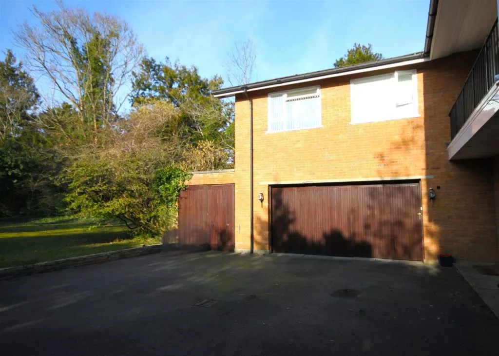Flat Guildford Road in Mole Valley