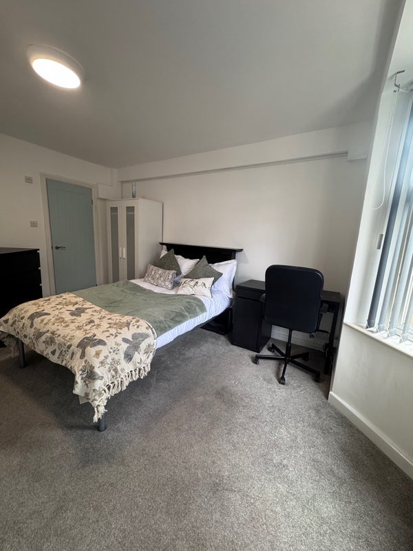 Room Fletcher Road in Nottingham