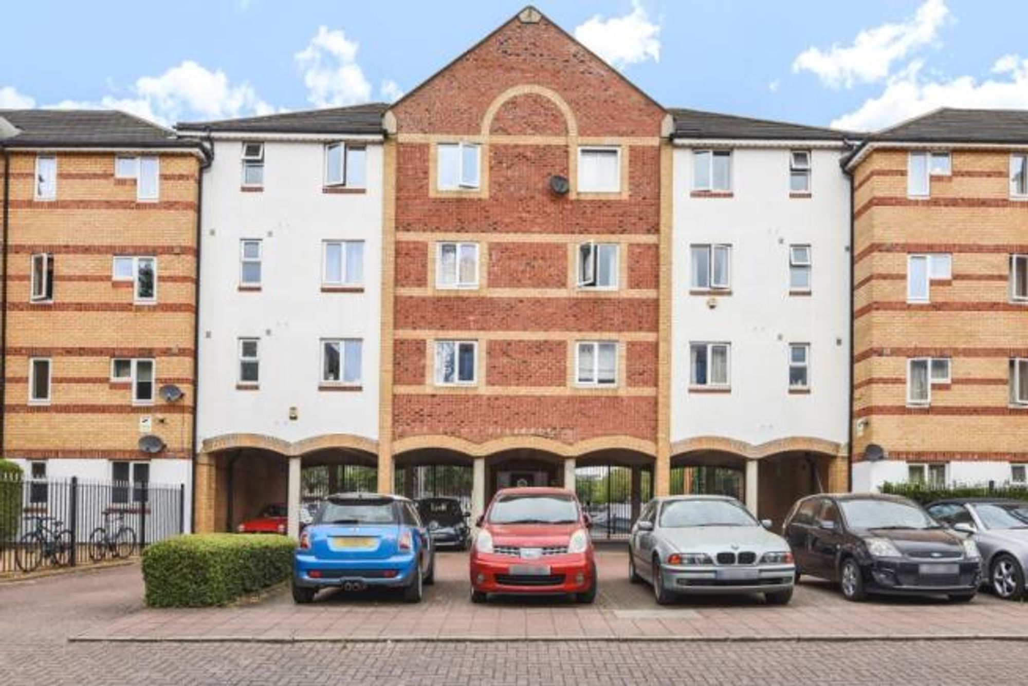 Flat Dunnage Crescent in Greater London
