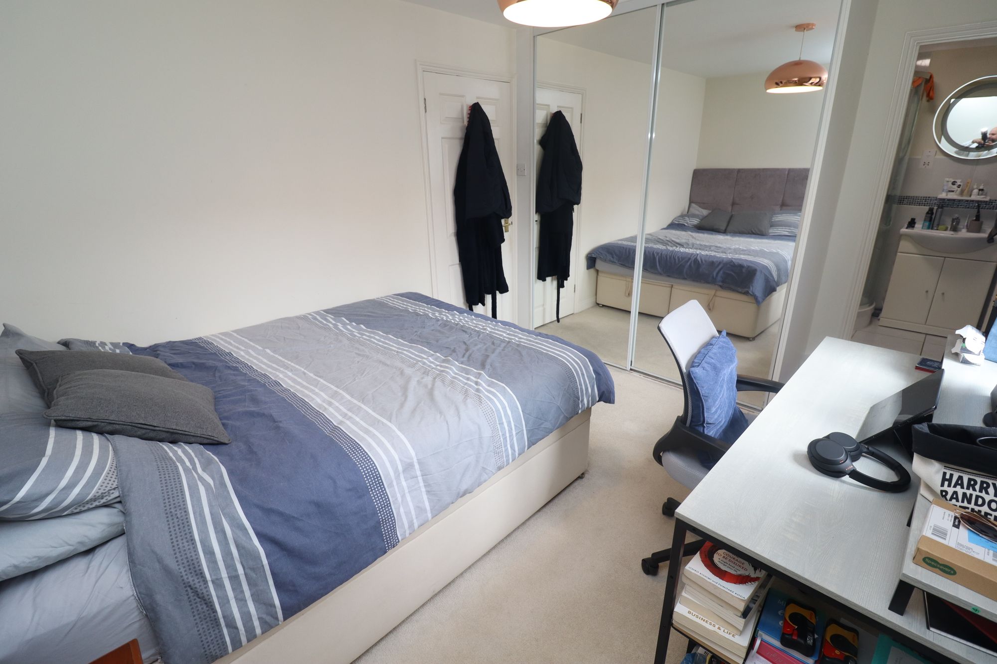 Flat Dunnage Crescent in Greater London