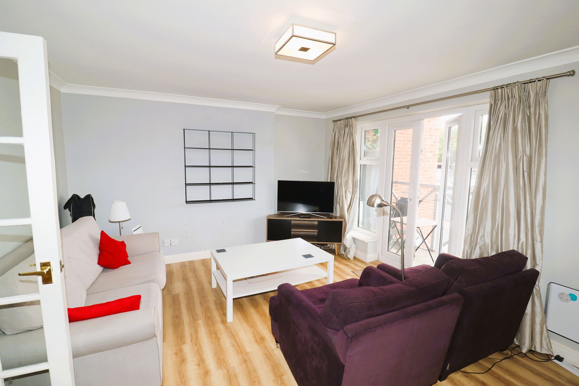 Flat Dunnage Crescent in Greater London