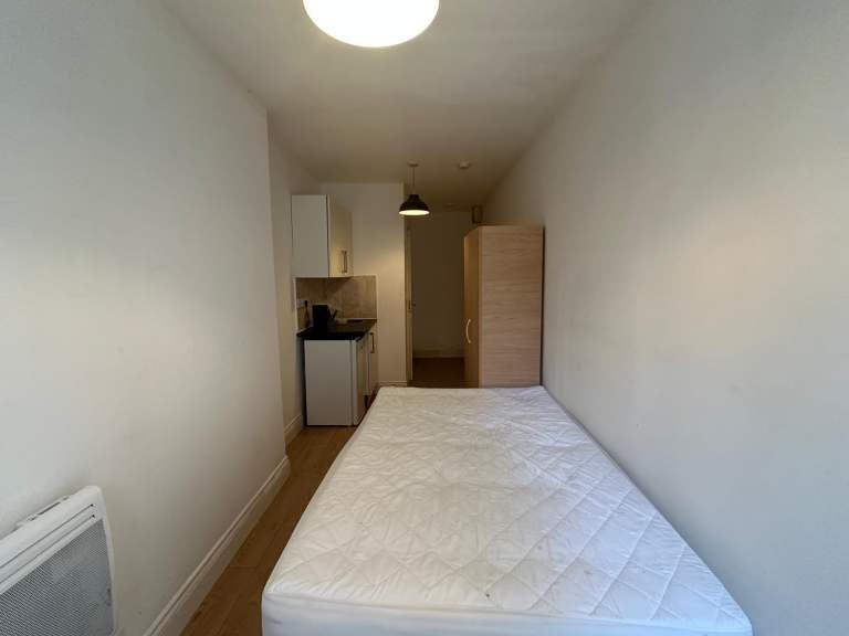 Flat Oak Cottage Close in Greater London