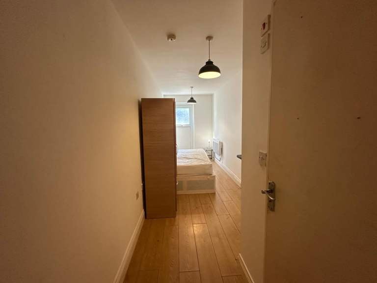 Flat Oak Cottage Close in Greater London