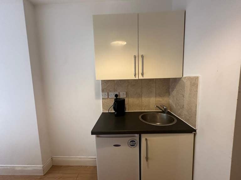 Flat Oak Cottage Close in Greater London