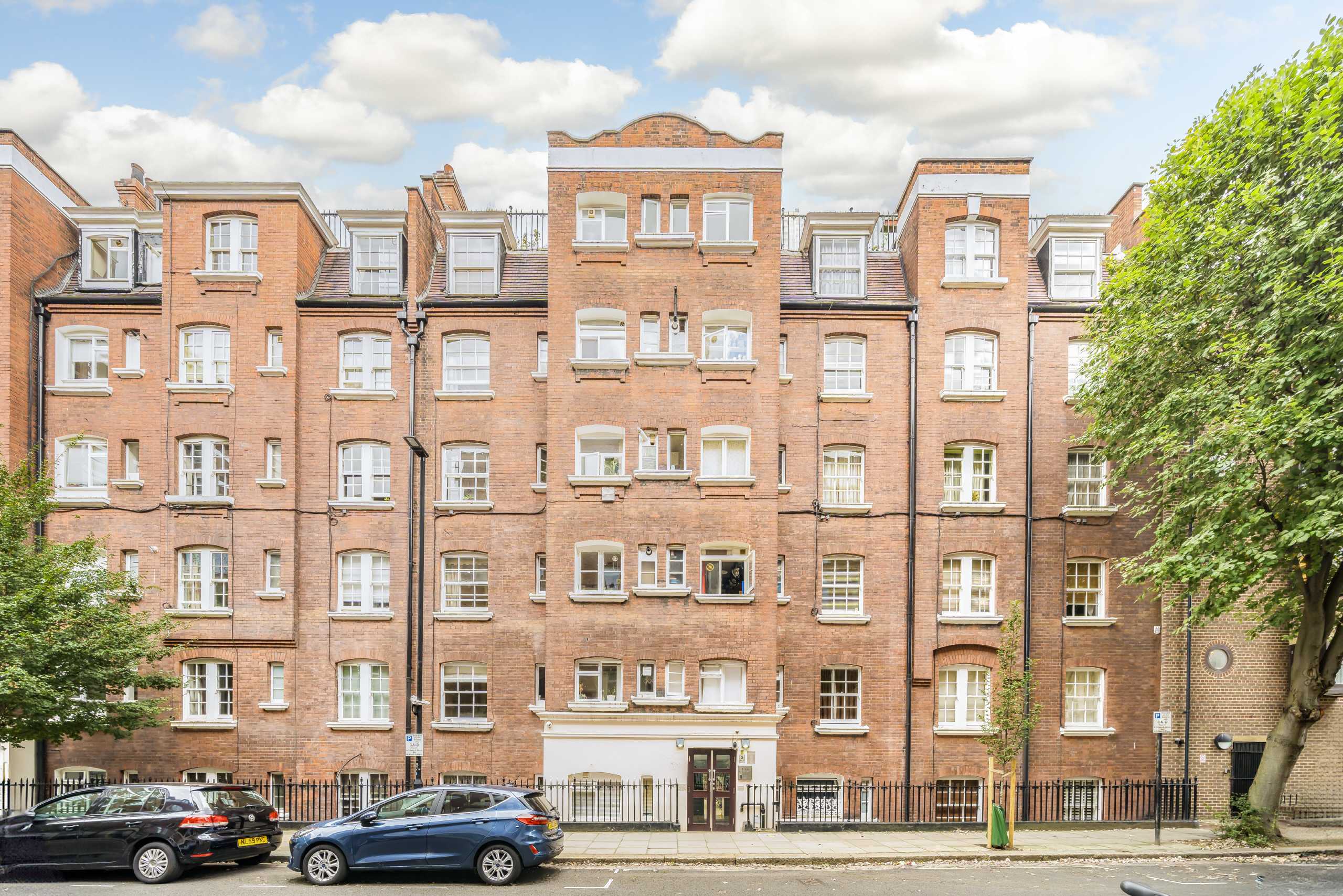 Flat Sandwich Street in Greater London