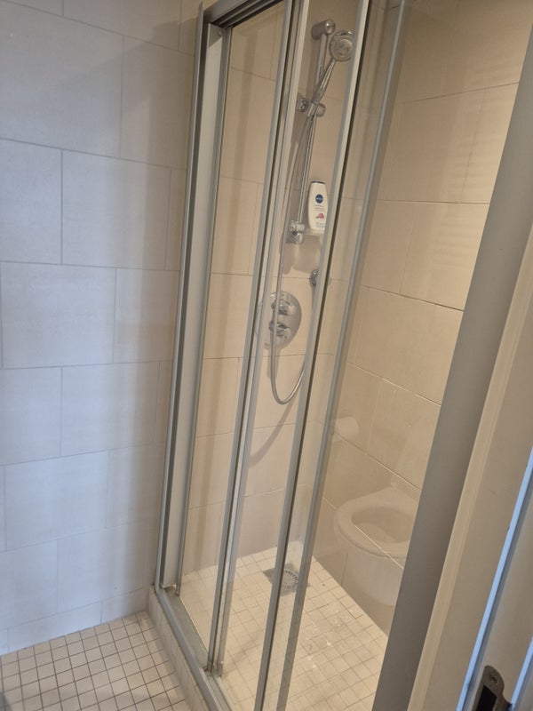 Room Empire Way in Greater London