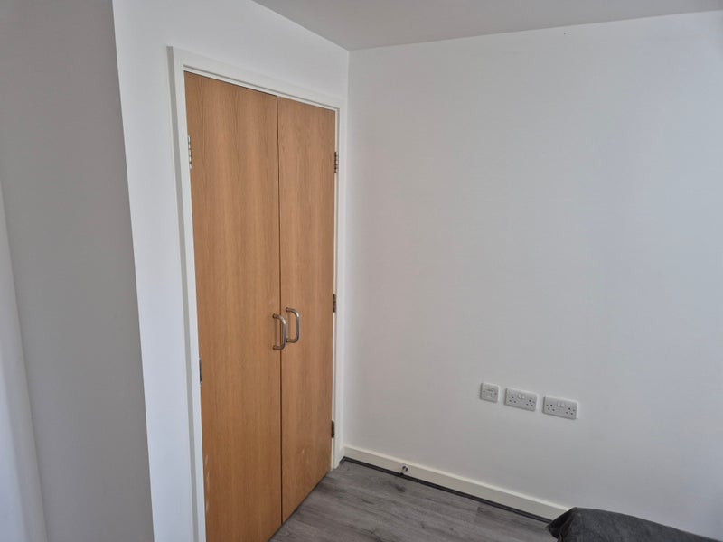Room Empire Way in Greater London