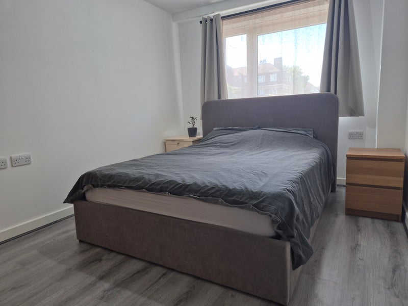 Room Empire Way in Greater London