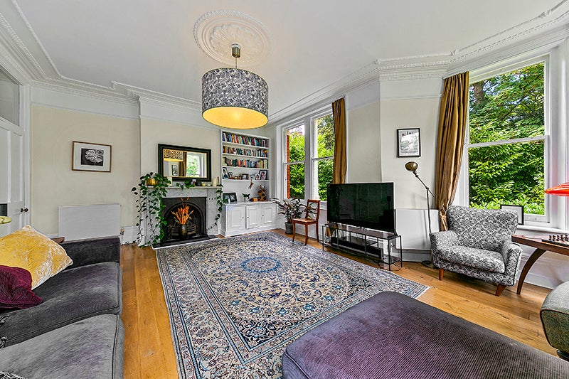 Flat Clevedon Road in Greater London