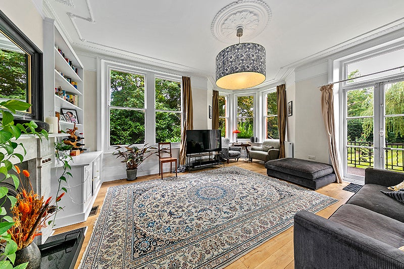 Flat Clevedon Road in Greater London