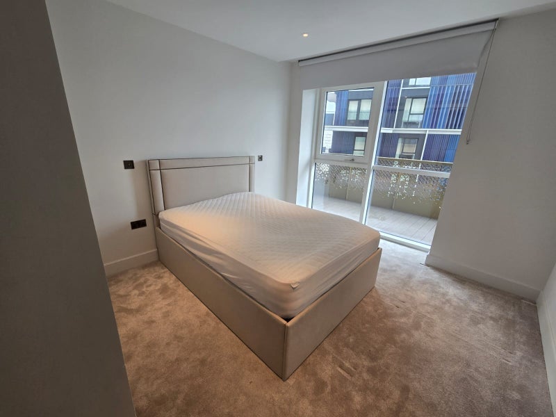Room Fountain Park Way in Greater London