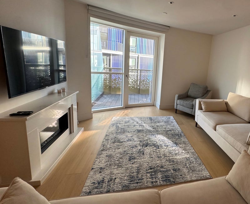 Room Fountain Park Way in Greater London