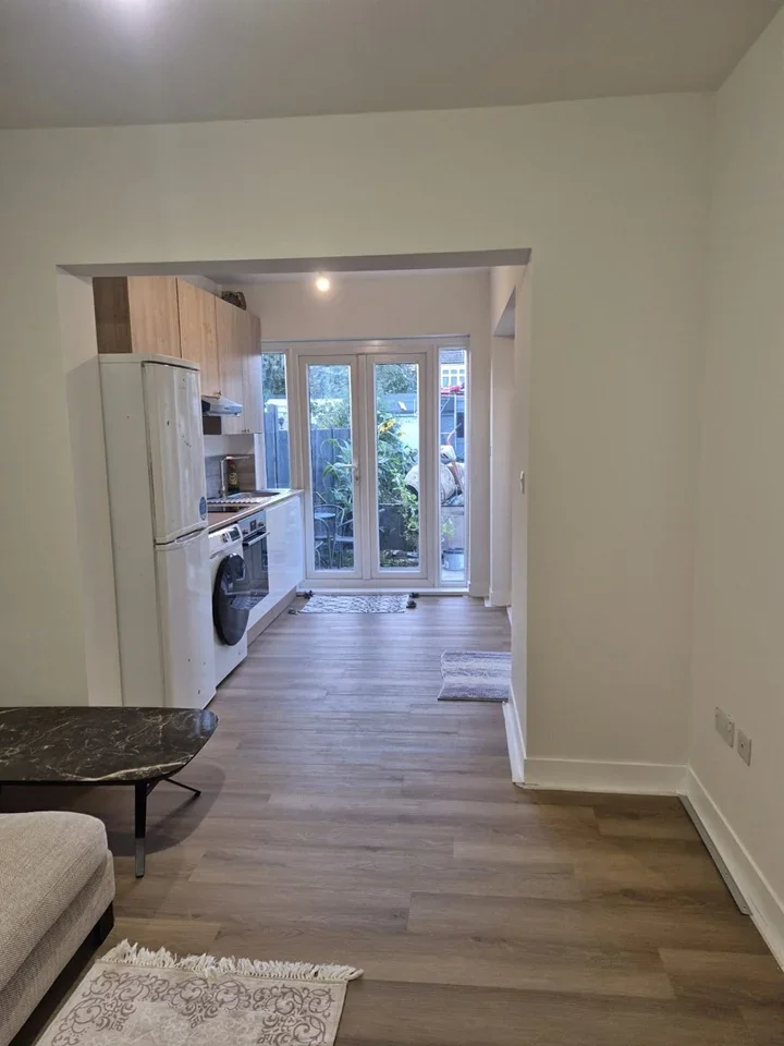 Flat Auriel Avenue in Greater London