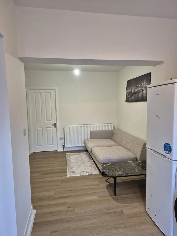 Flat Auriel Avenue in Greater London