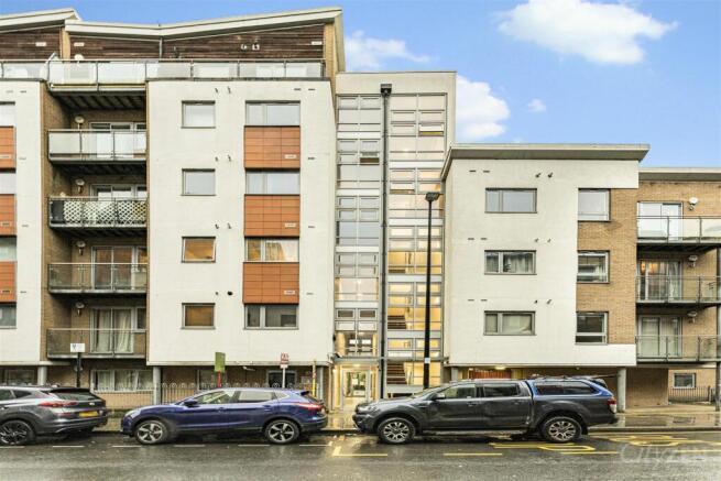 Flat Violet Road in Greater London